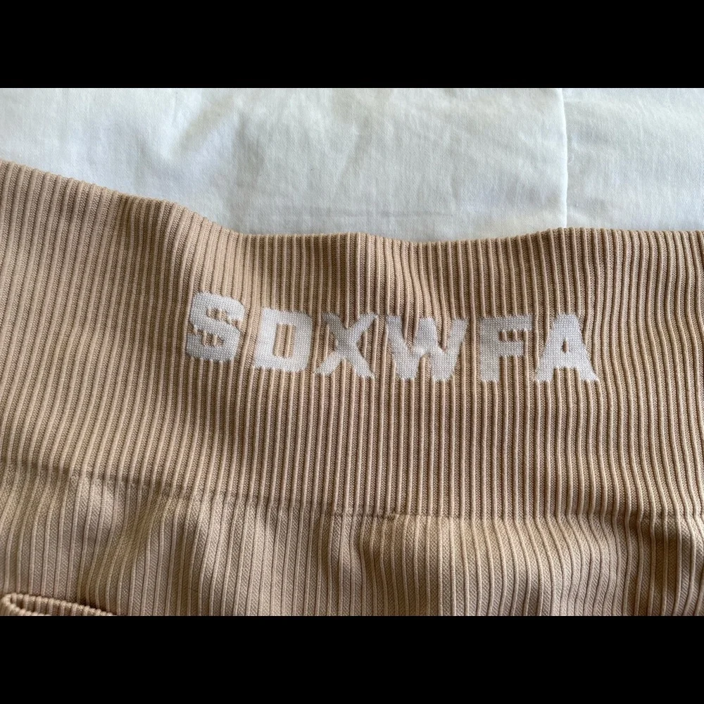 Sarah’s Day White Fox Boutique Coffee Date Seamless Leggings/Crop Top in Sand S - Picture 6 of 10